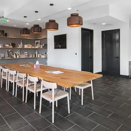 Landing At Foster On The Park - 1 Bedroom In Downtown